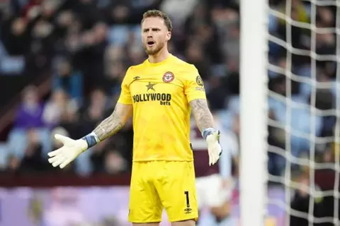 برينتفورد يتحرك نحو حارس ليفربول.. وفليكين يقترب من ليفركوزن 